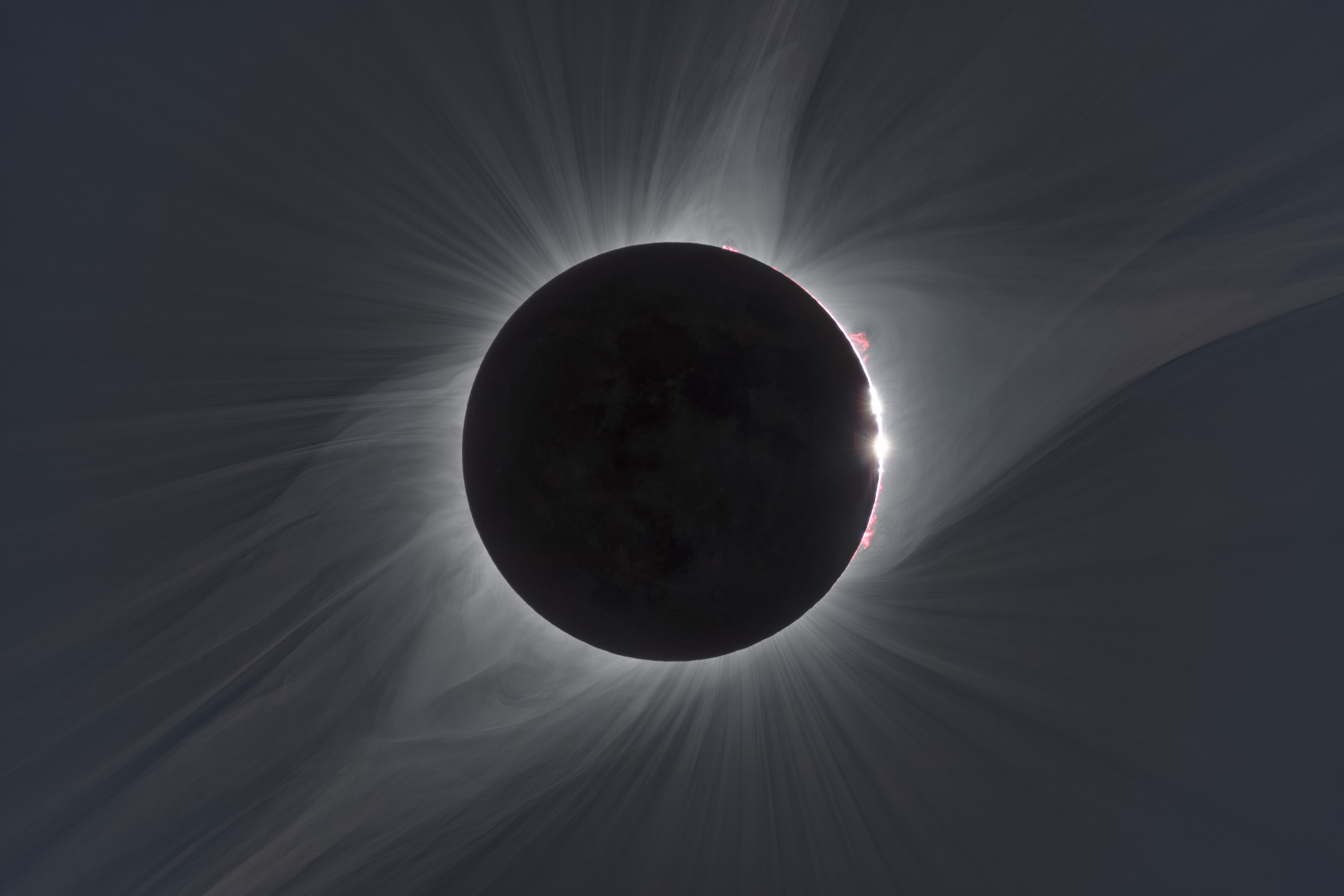Admirez une éclipse totale du Soleil et une éclipse partielle de la