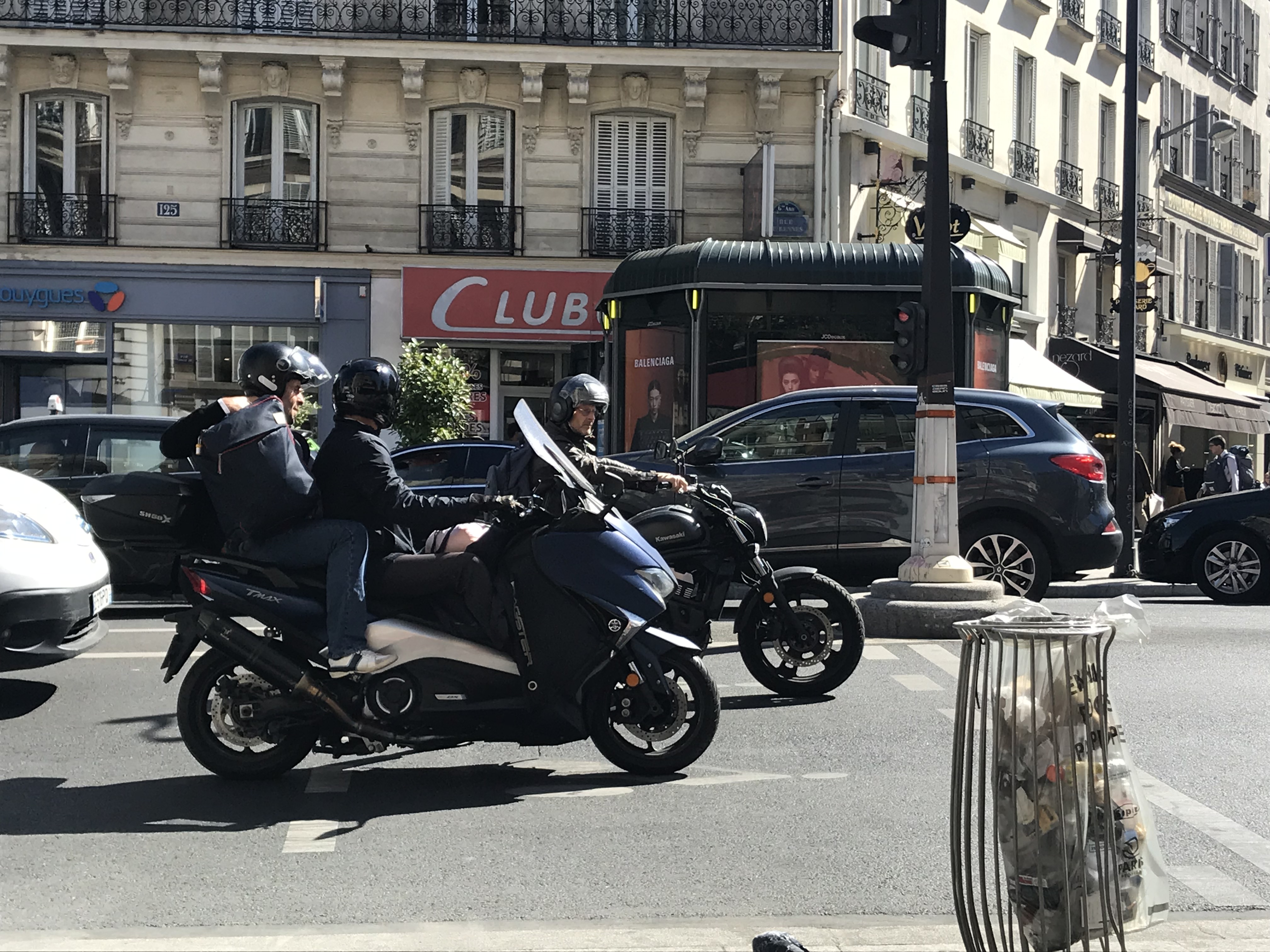 Plus d'un Français sur quatre avoue jeter ses déchets par la fenêtre de sa  voiture