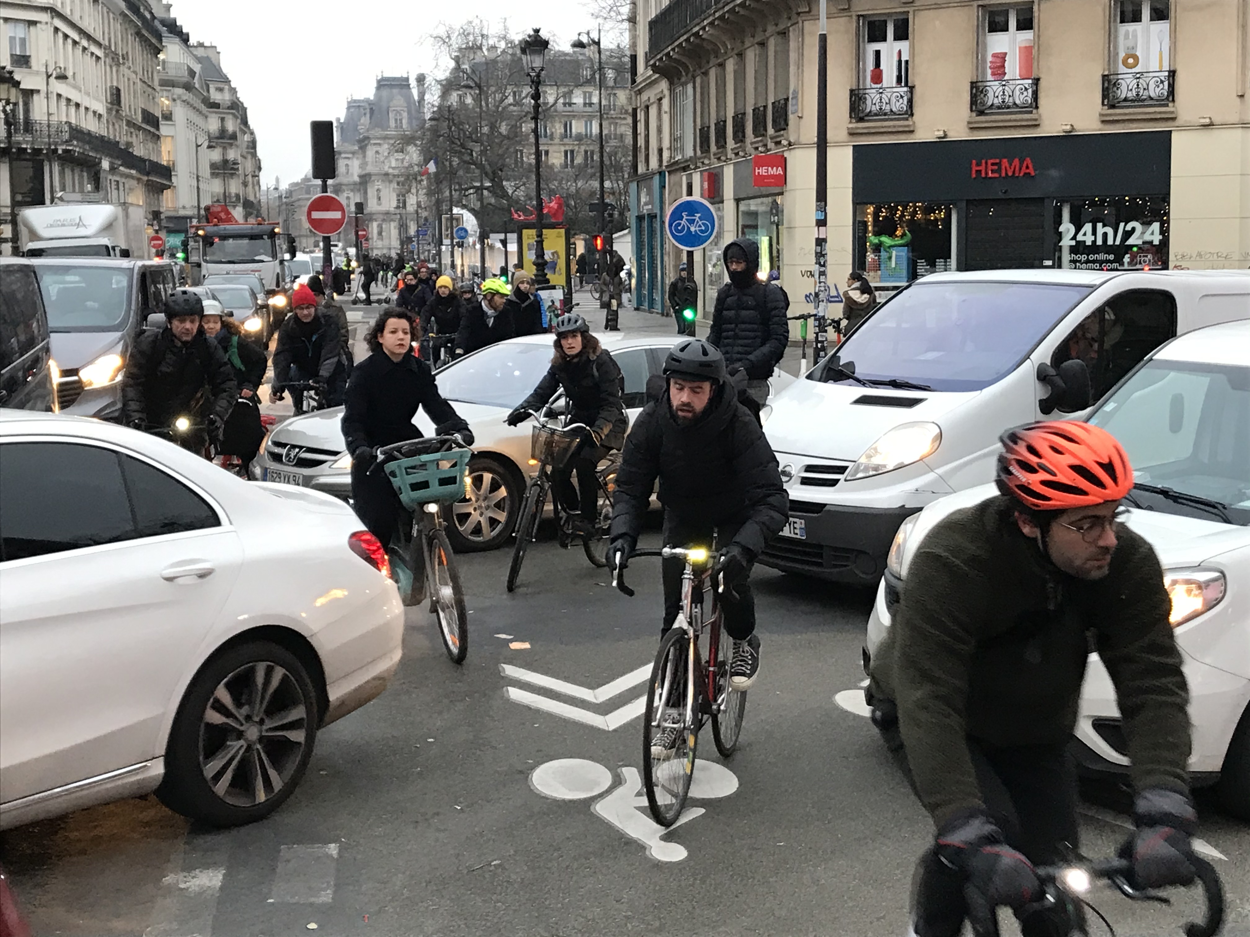 Bâtiments, panneaux, pistes cyclables Paris va réfléchir à sa future  image