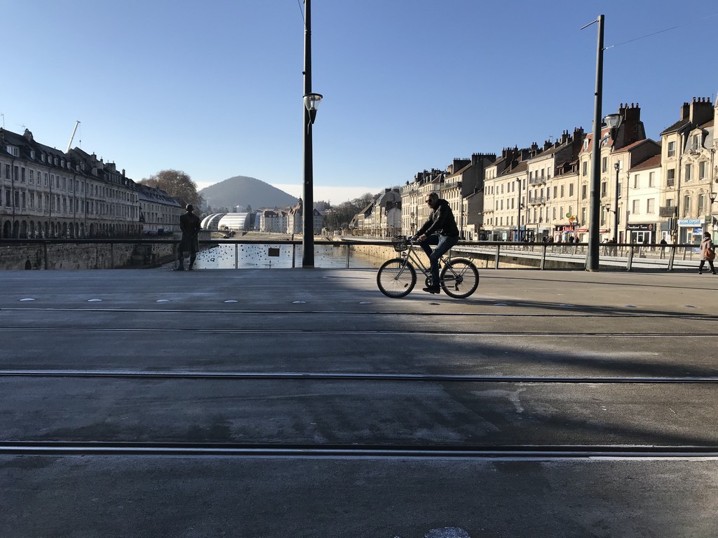 VIDÉO. Manche : un Gilet jaune installe un vélo d'appartement sur un  rond-point et pédale tous les jours
