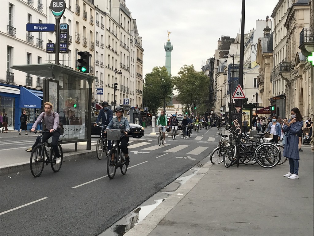 Rue de la République à Montpellier, il y aussi les cyclistes qui sont  inconscients de rouler sur une plateforme totalement dégradée parce qu'ils  pensent que l'accident c'est pour les autres. Photo prise