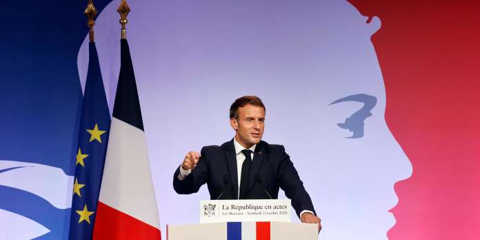Emmanuel Macron présente son plan contre « le séparatisme islamiste » aux Mureaux, le 2 octobre 2020. (LUDOVIC MARIN / AFP)